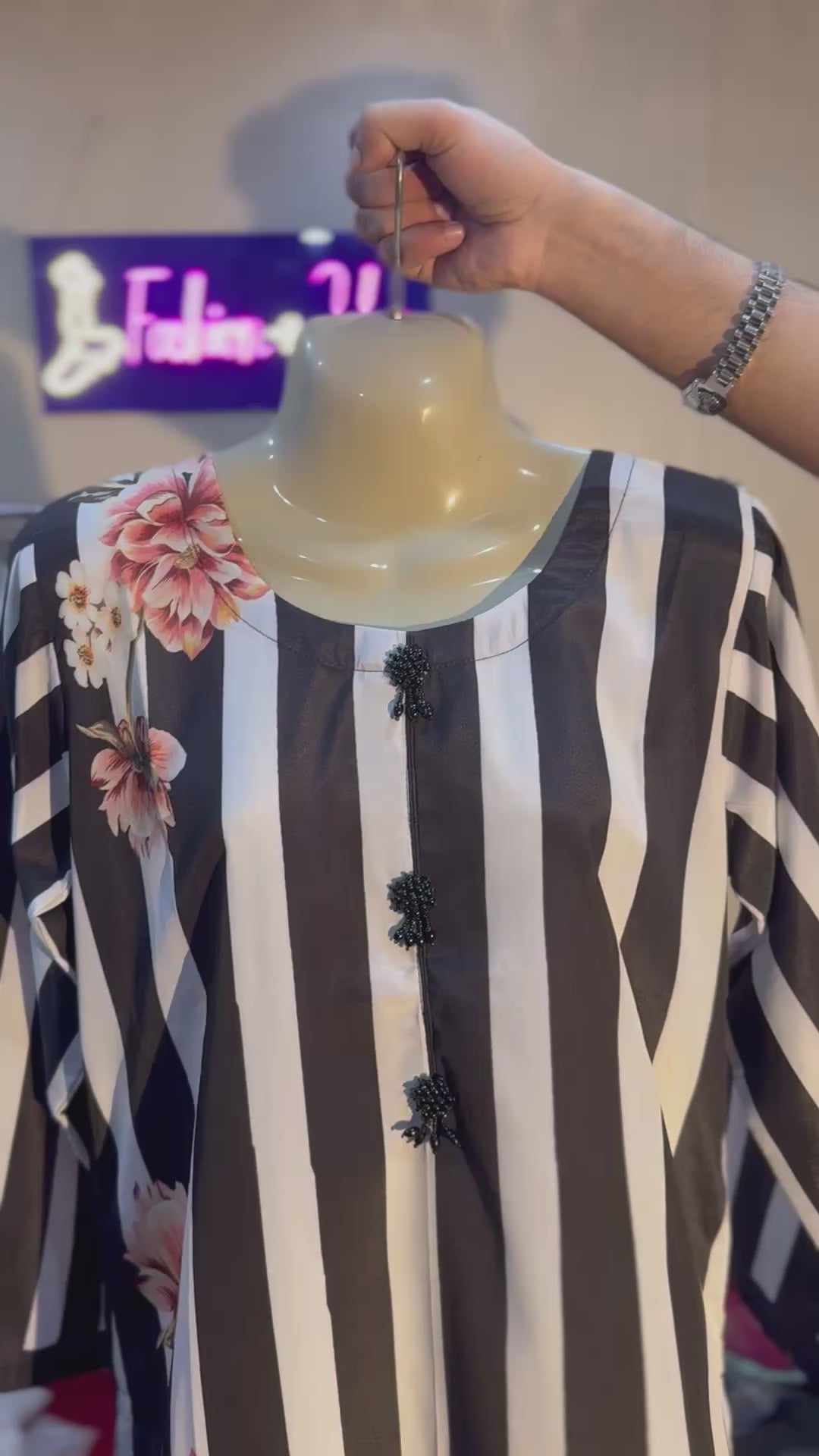 ⭐️ ⭐️ ⭐️ ⭐️ ⭐️ 
Straight long kurta with vertical stripes and floral hem print