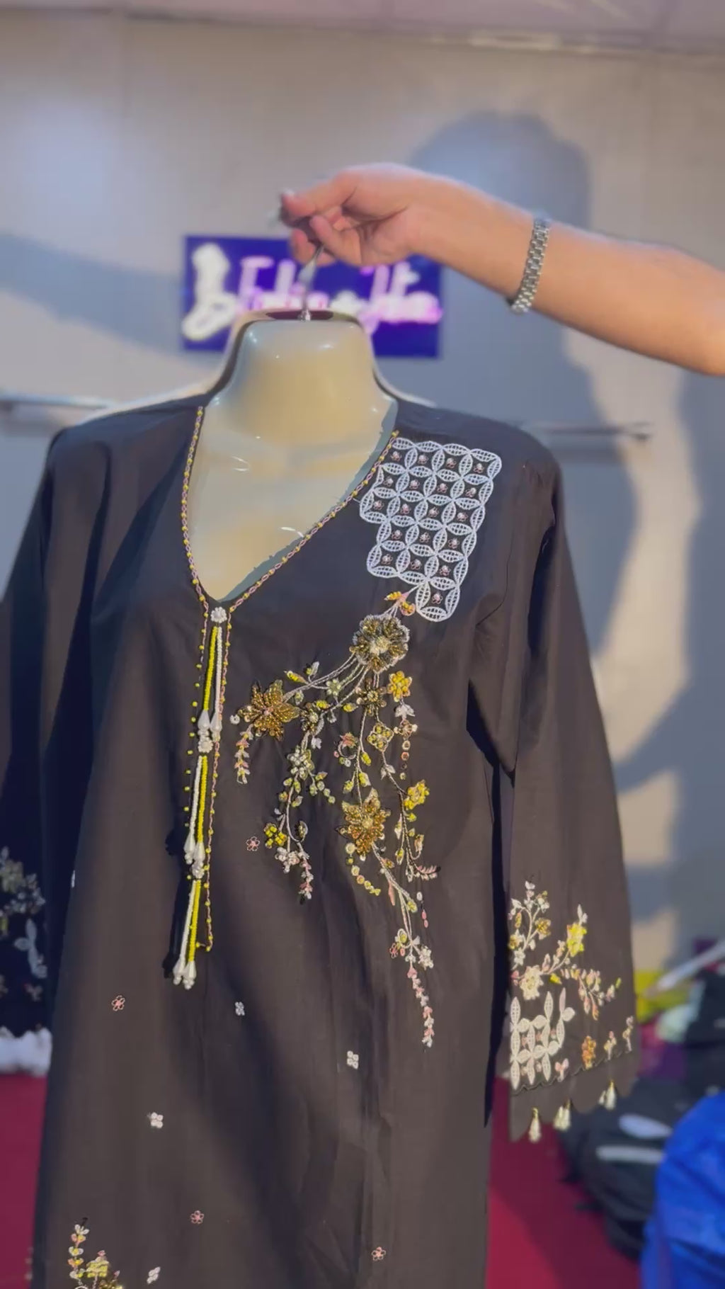 ⭐️ ⭐️ ⭐️ ⭐️ ⭐️ 
A sophisticated winter look with delicate craftsmanship — perfect for events,casual festive wear.